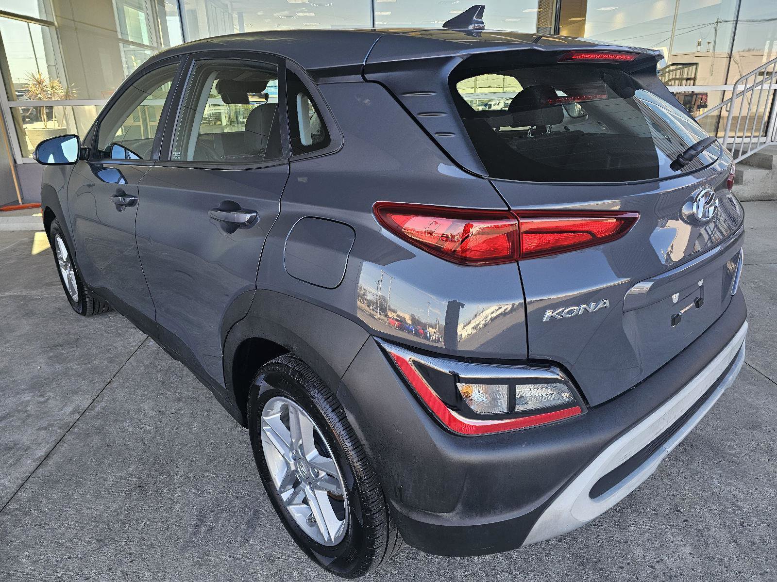 Used 2023 Hyundai Kona SE image 3