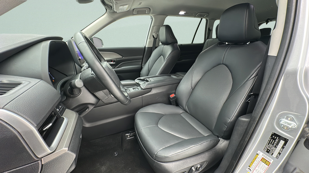 Used 2025 Toyota Grand Highlander AWD image 14