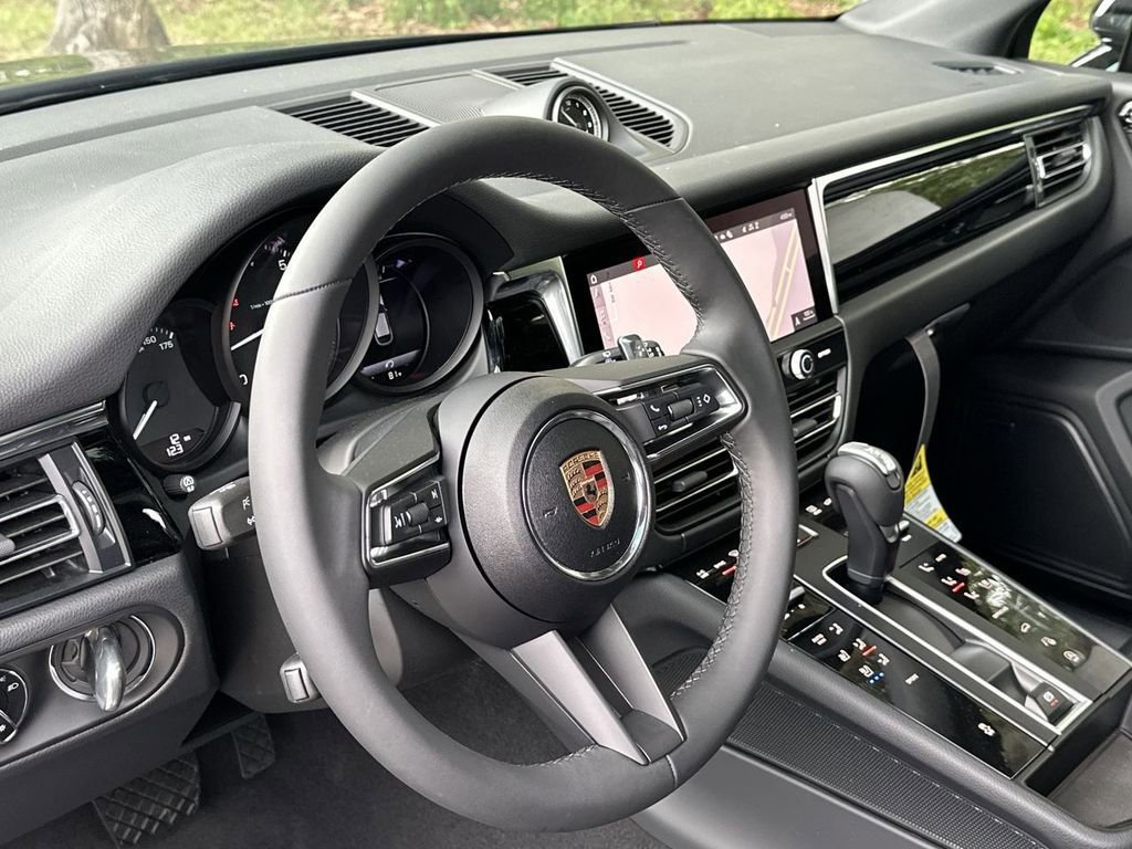 Certified 2025 Porsche Macan image 10