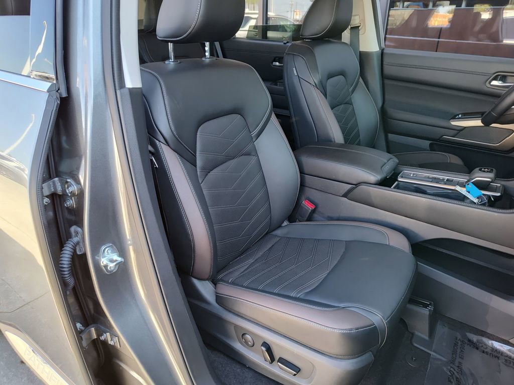 Used 2025 Nissan Pathfinder Platinum image 26