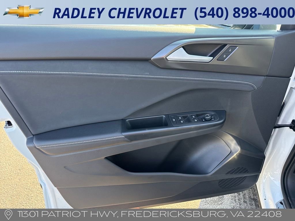 Used 2025 Volkswagen Taos SE image 5