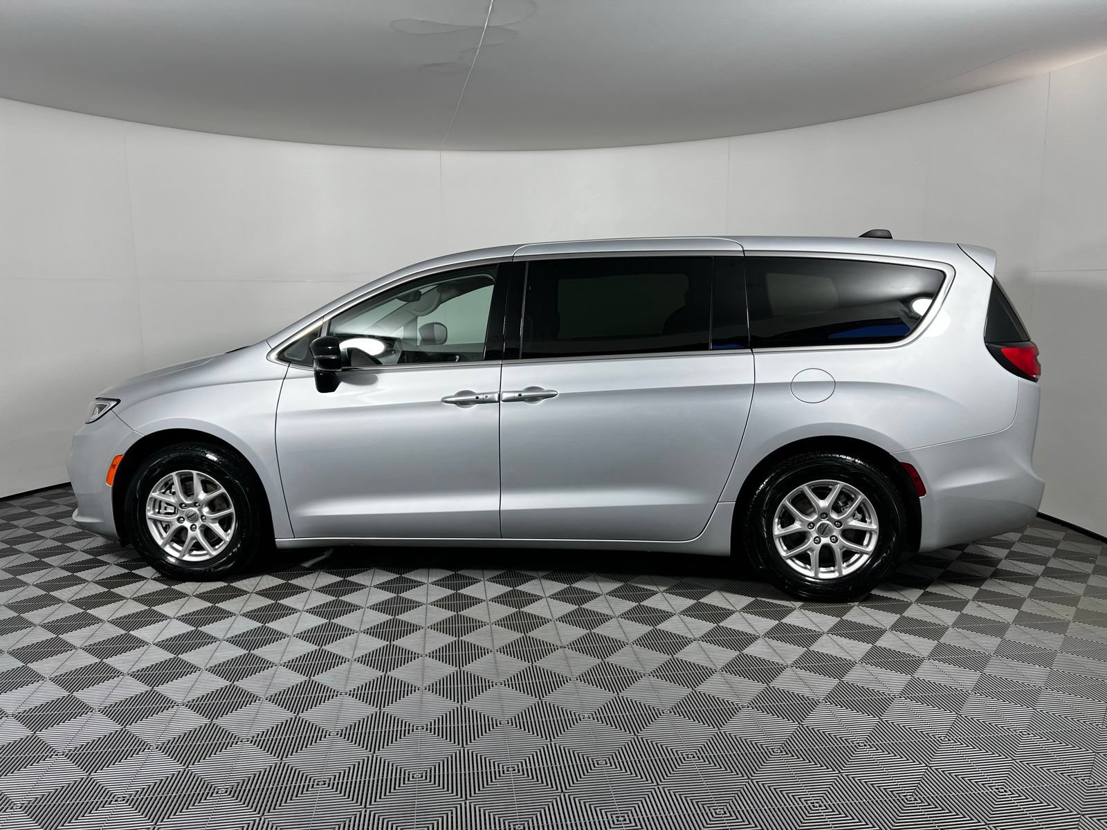 Used 2024 Chrysler Pacifica Touring-L FWD image 8