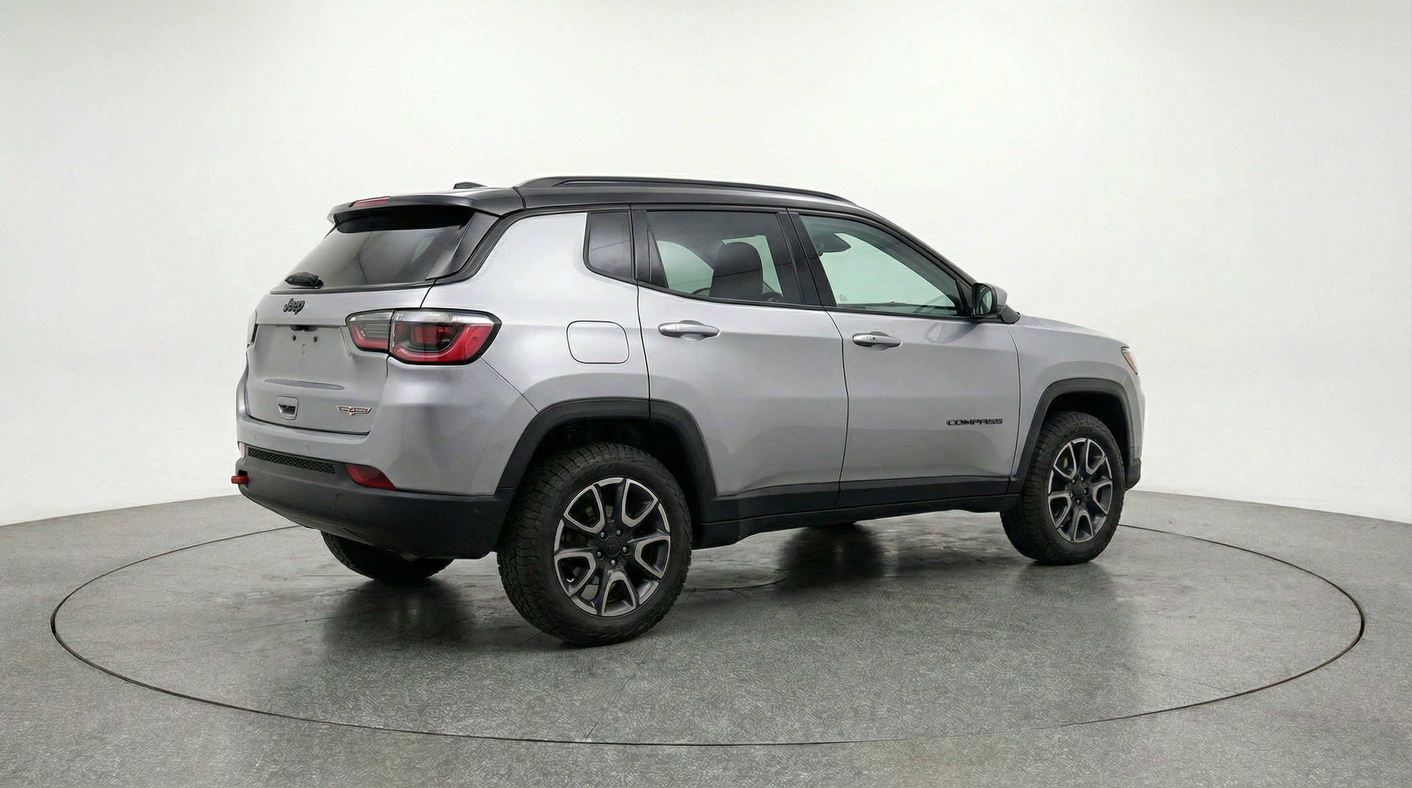 Used 2025 Jeep Compass Trailhawk AWD/4WD image 9