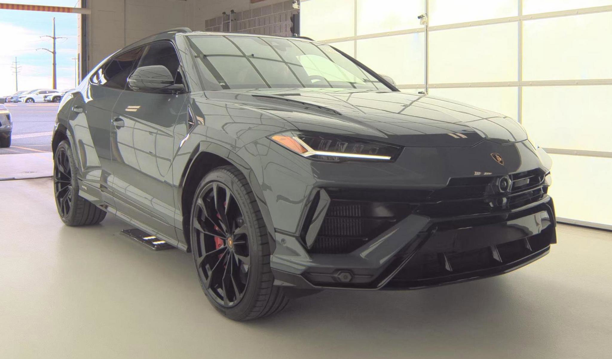 Used 2023 Lamborghini Urus S image 1