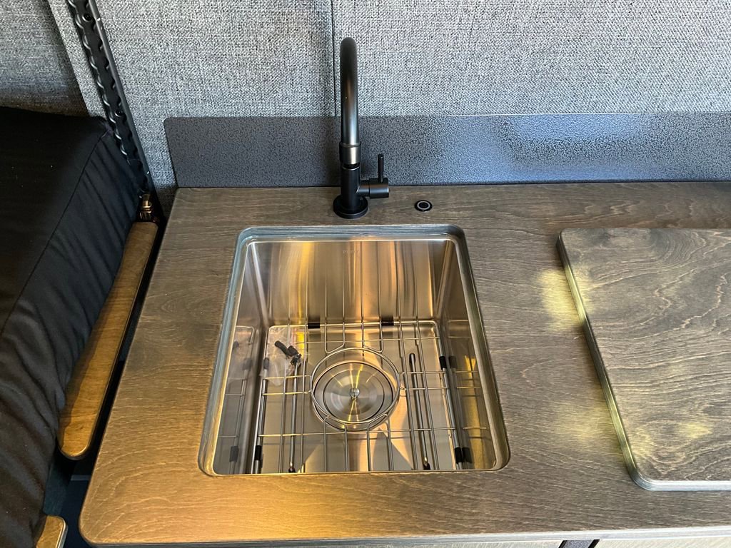 New 2025 RAM ProMaster 1500 w/ Quick Order Package 22G SLT image 12