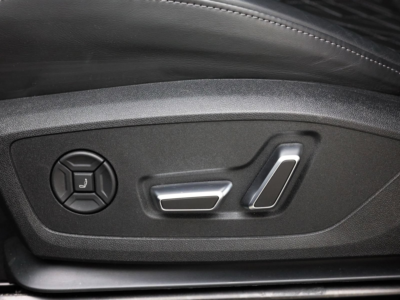 Used 2025 Audi SQ6 e-tron Prestige w/ Black Optic Package AWD/4WD image 16
