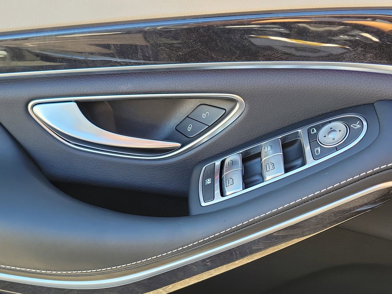 Used 2019 Mercedes-Benz S 560 Sedan image 25