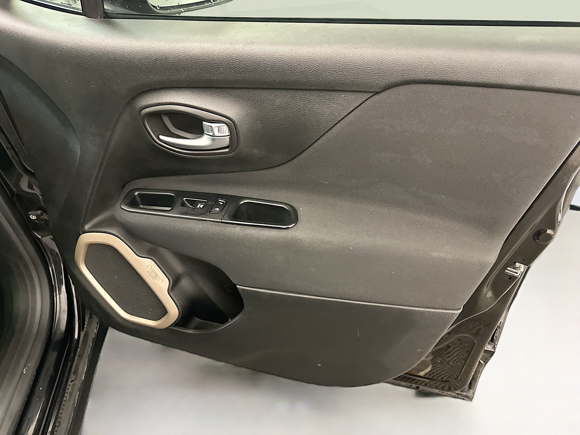 Used 2015 Jeep Renegade Latitude FWD image 33