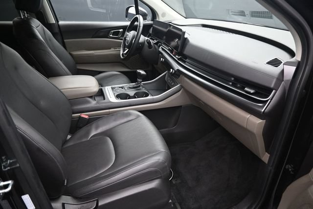 Used 2025 Kia Carnival FWD image 21