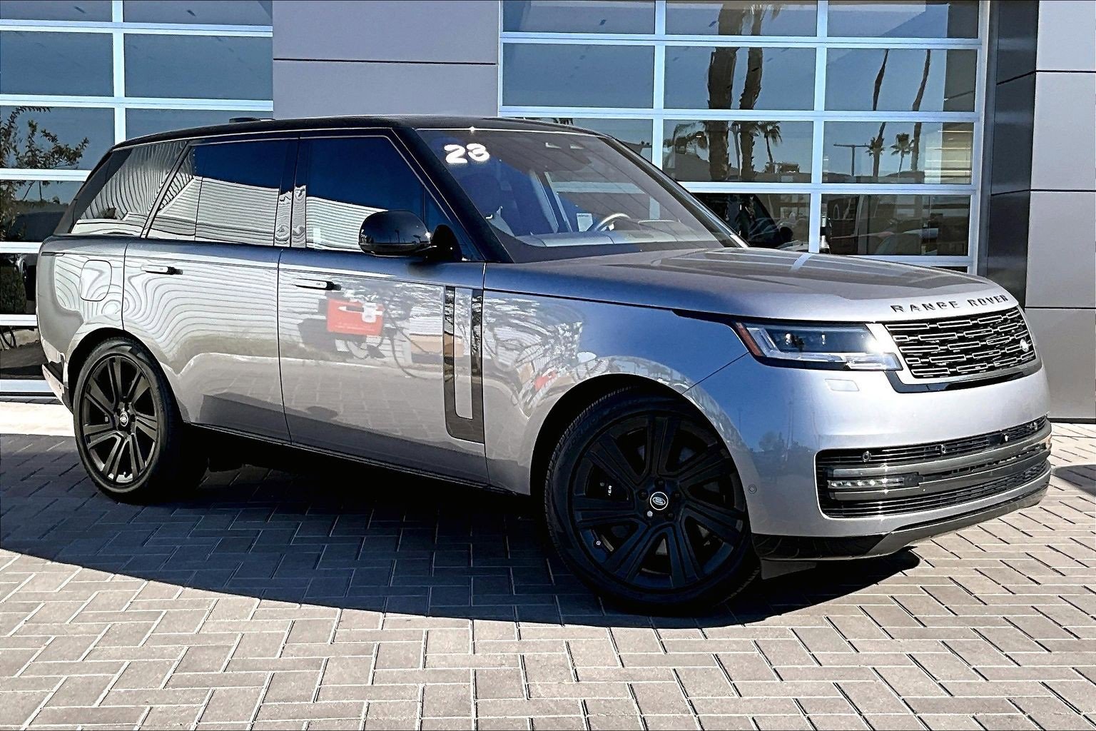 Used 2023 Land Rover Range Rover SE image 3