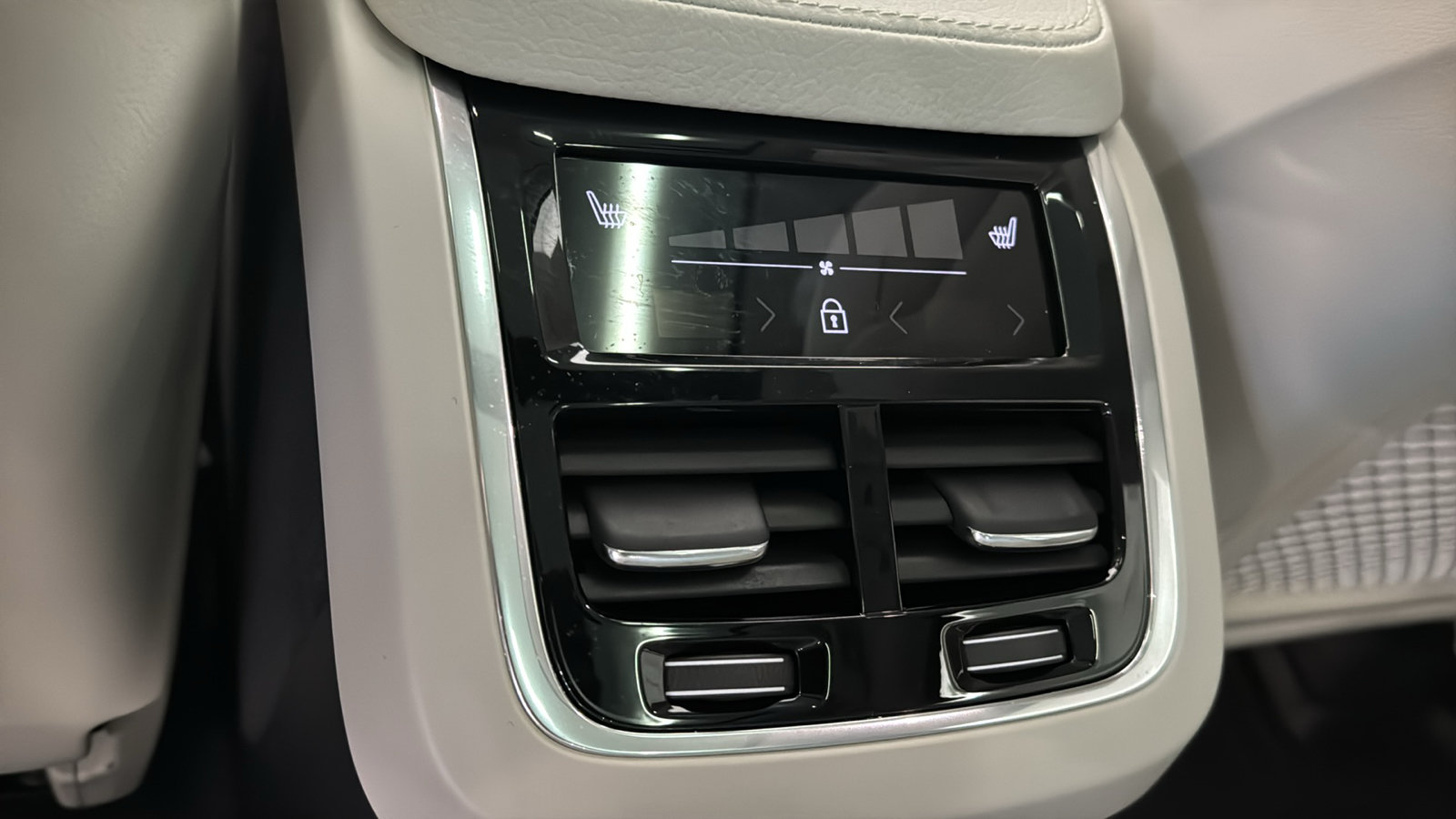 Used 2022 Volvo XC90 T6 Momentum w/ Advanced Package AWD/4WD image 28