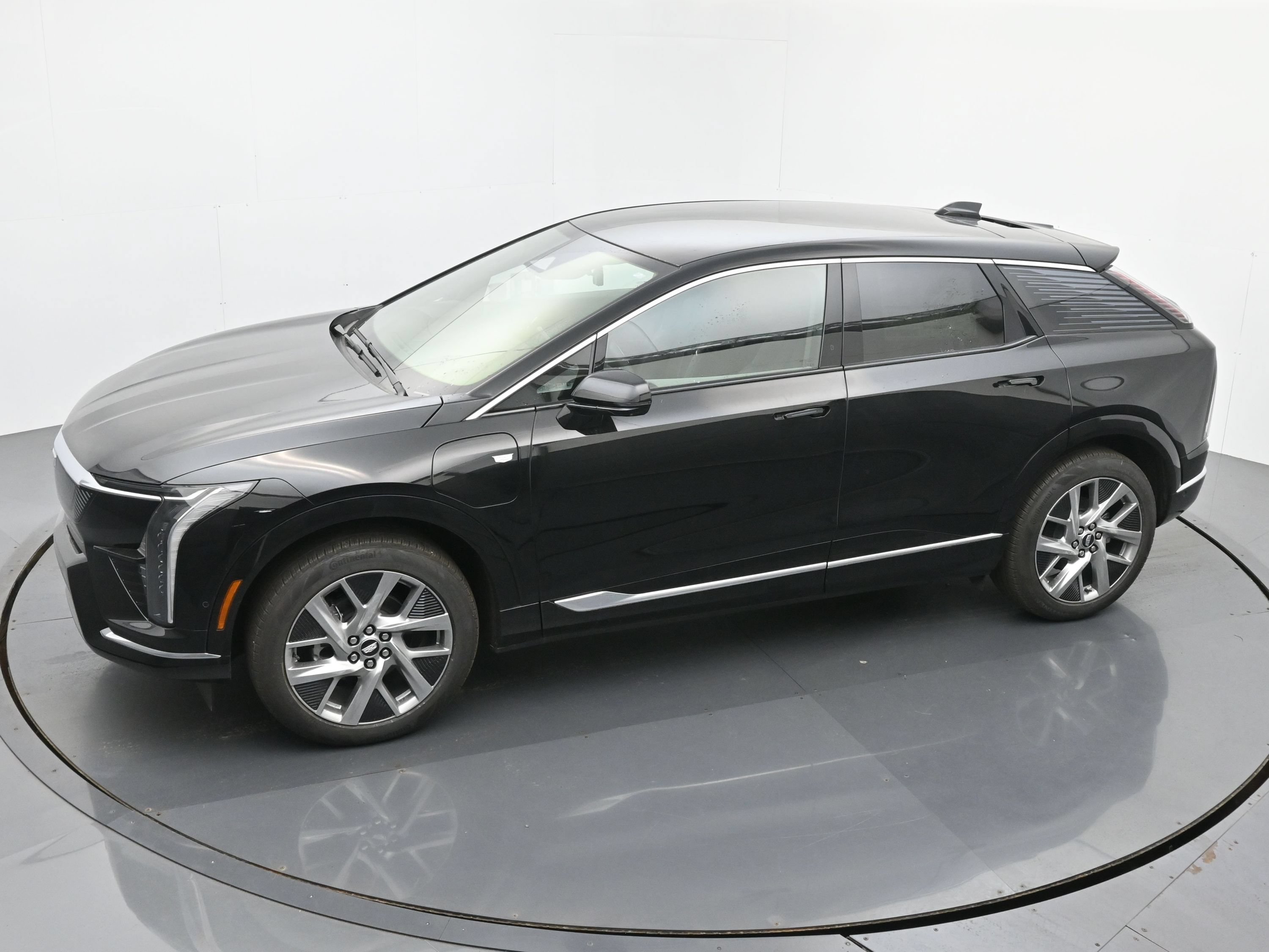 New 2027 Cadillac Optiq Luxury w/ LPO, Floor Liner Package AWD/4WD image 24