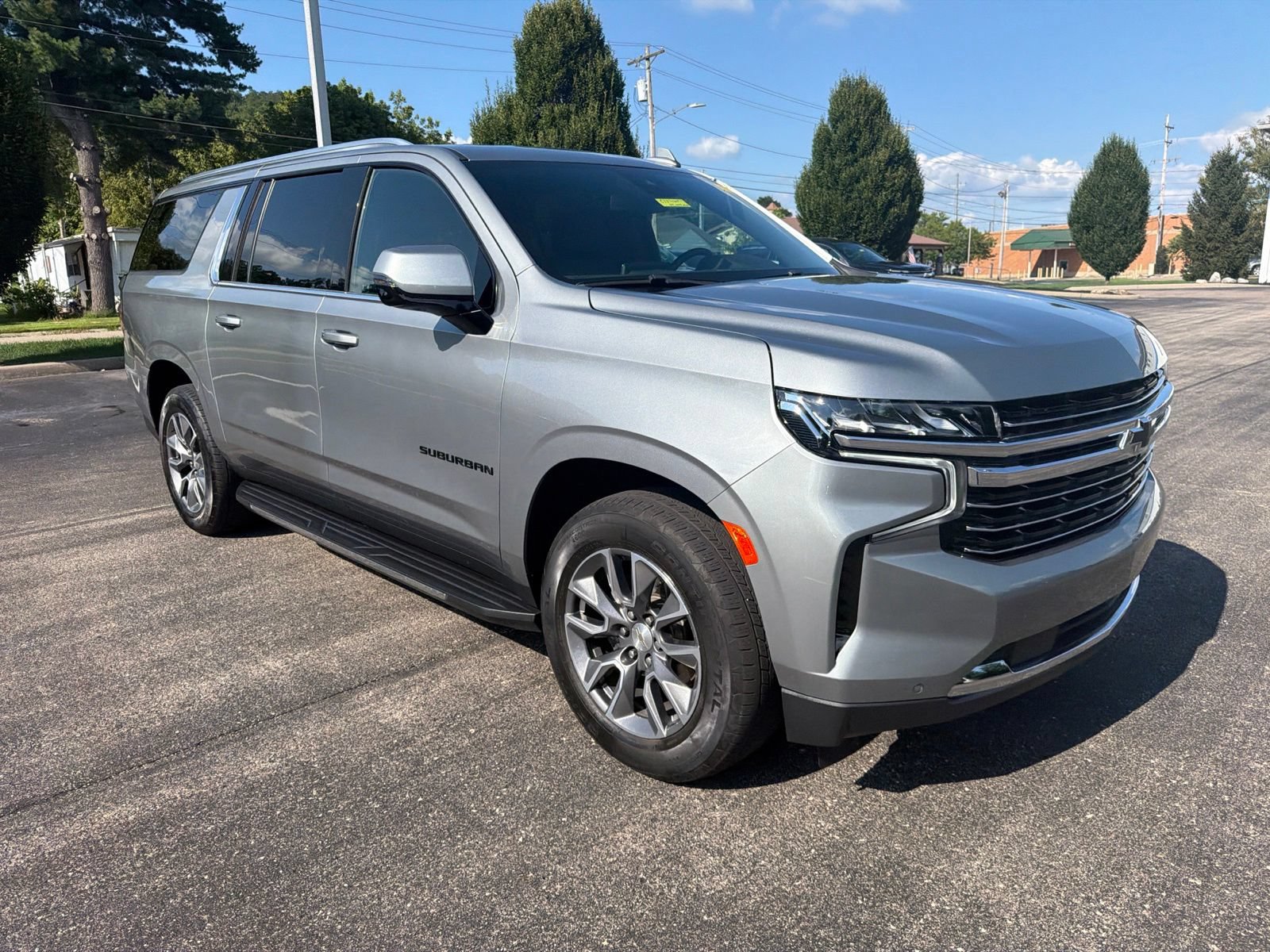 Used 2024 Chevrolet Suburban LT w/ Luxury Package AWD/4WD image 7