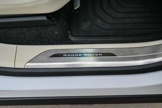 Used 2025 Land Rover Range Rover SE image 32