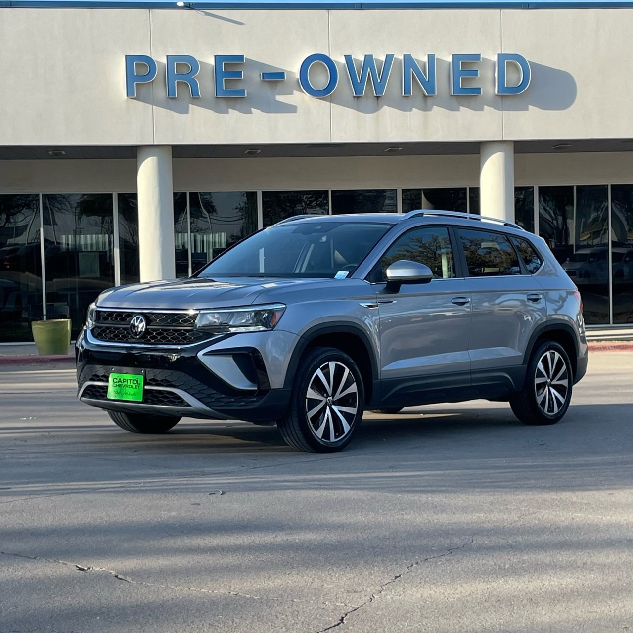 Used 2024 Volkswagen Taos SE image 2