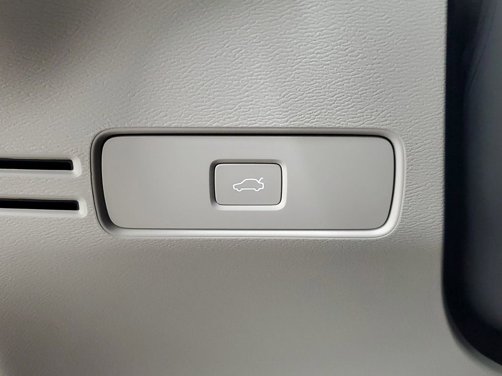 New 2025 Volvo XC40 B5 Plus AWD/4WD image 33
