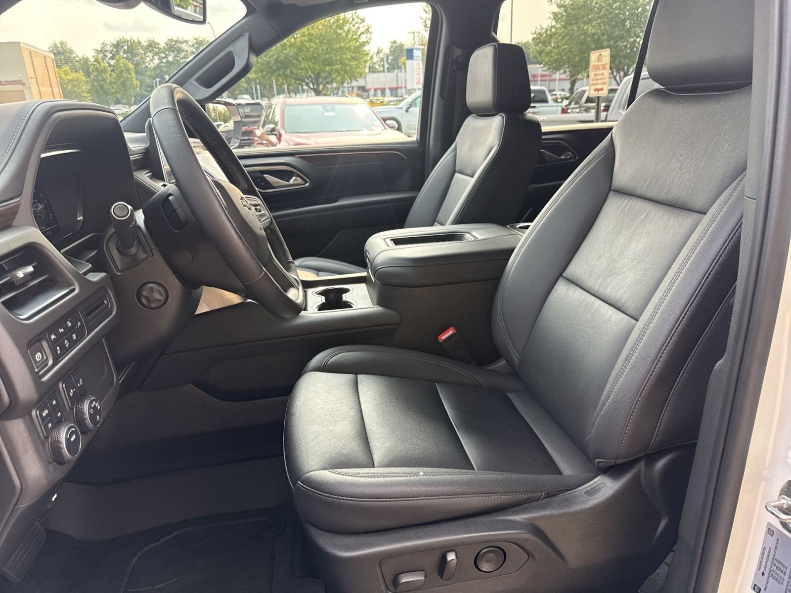 Used 2022 Chevrolet Tahoe Z71 w/ Luxury Package AWD/4WD image 13