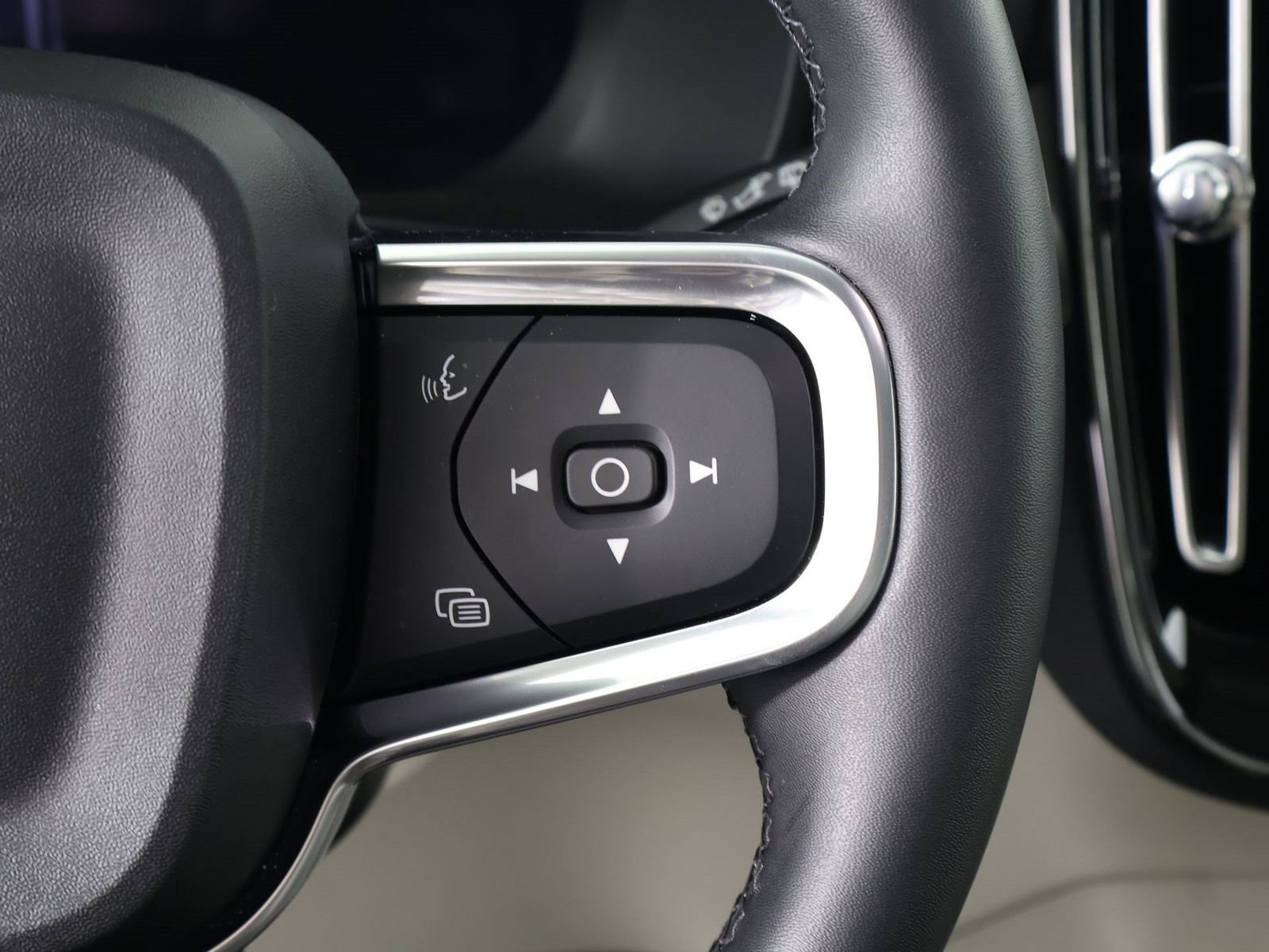 Certified 2026 Volvo XC40 B5 Plus AWD/4WD image 11