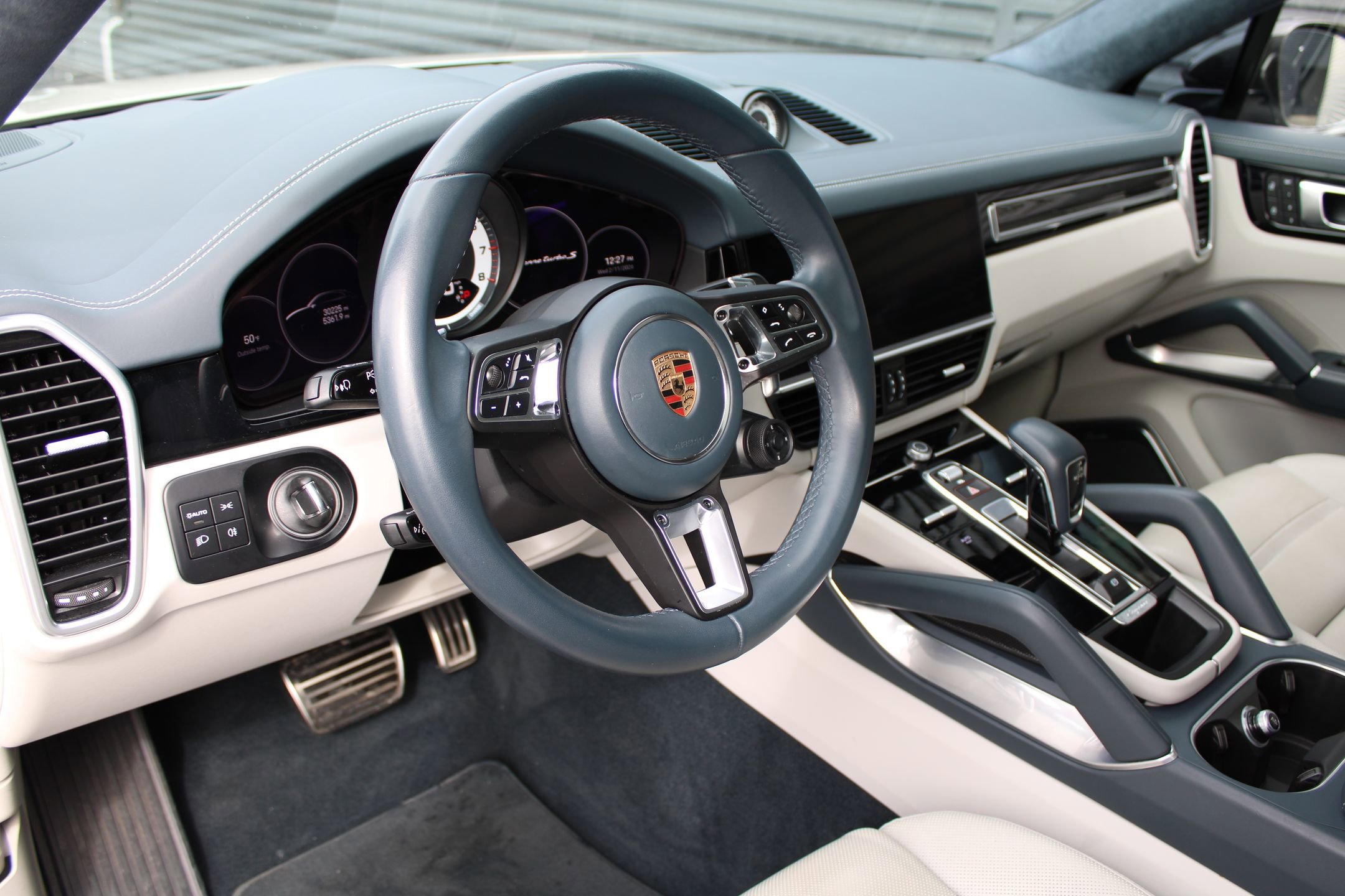Used 2023 Porsche Cayenne Turbo S image 4