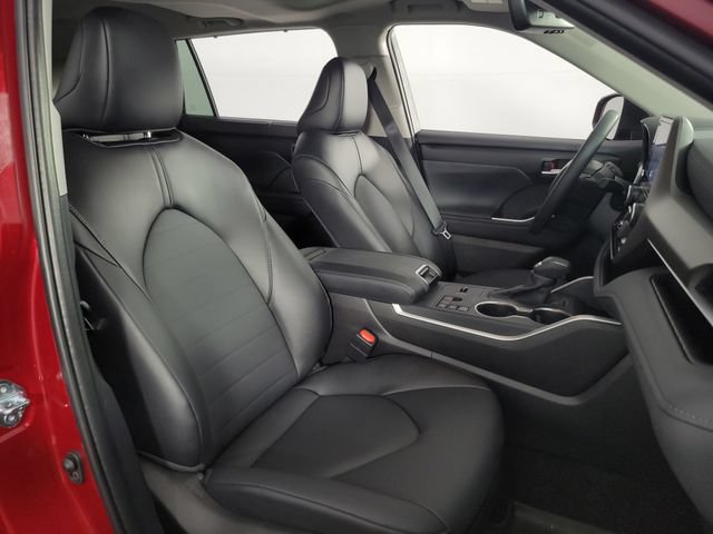 Used 2025 Toyota Highlander XLE FWD image 17