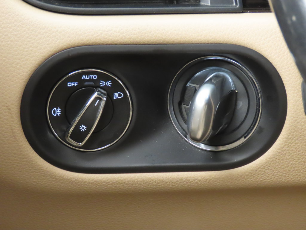 Certified 2023 Porsche Macan AWD/4WD image 22