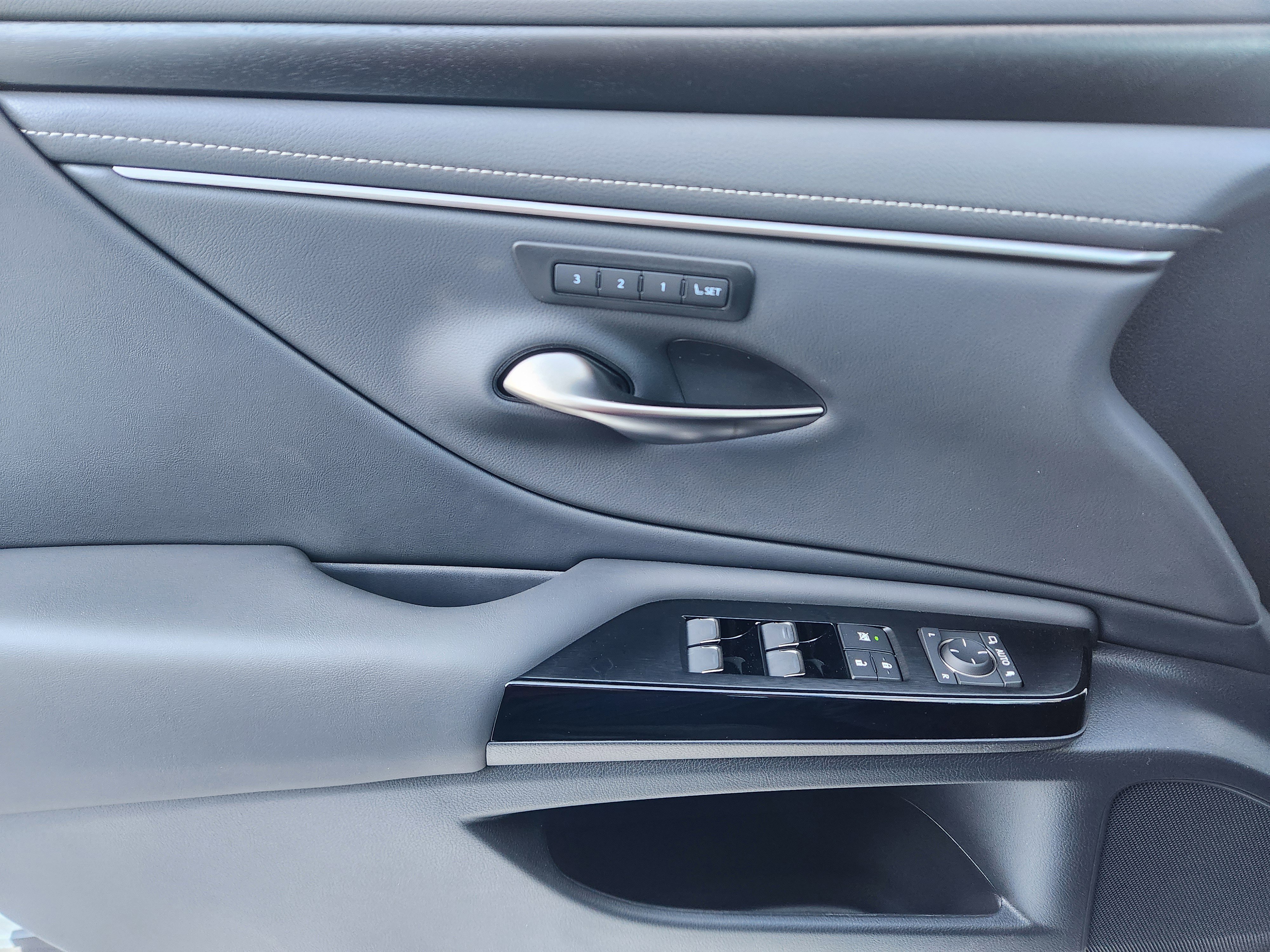 New 2025 Lexus ES 350 w/ Premium Package image 18