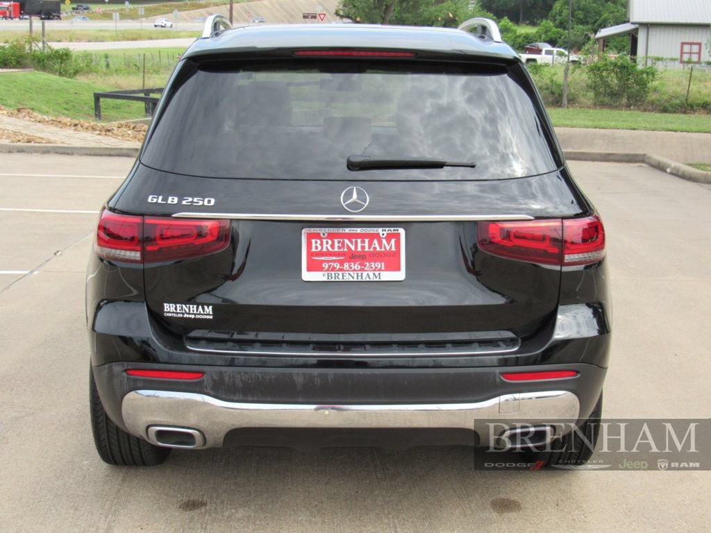 Used 2022 Mercedes-Benz GLB 250 w/ Premium Package image 5