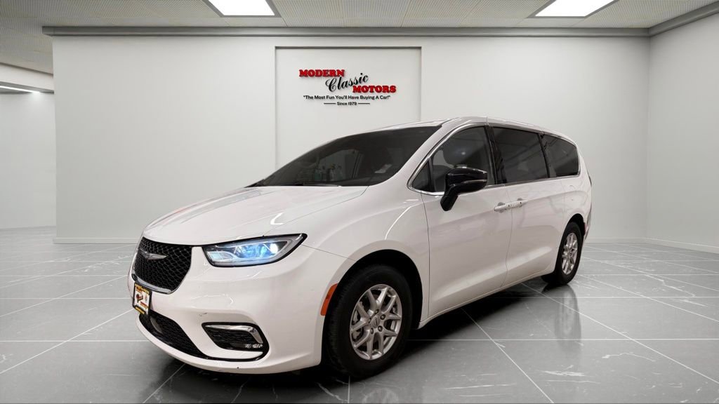 Used 2024 Chrysler Pacifica Touring-L FWD image 3