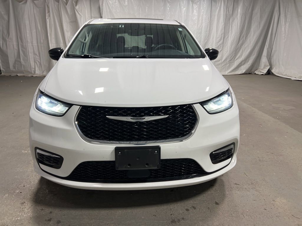 Used 2024 Chrysler Pacifica Limited image 2