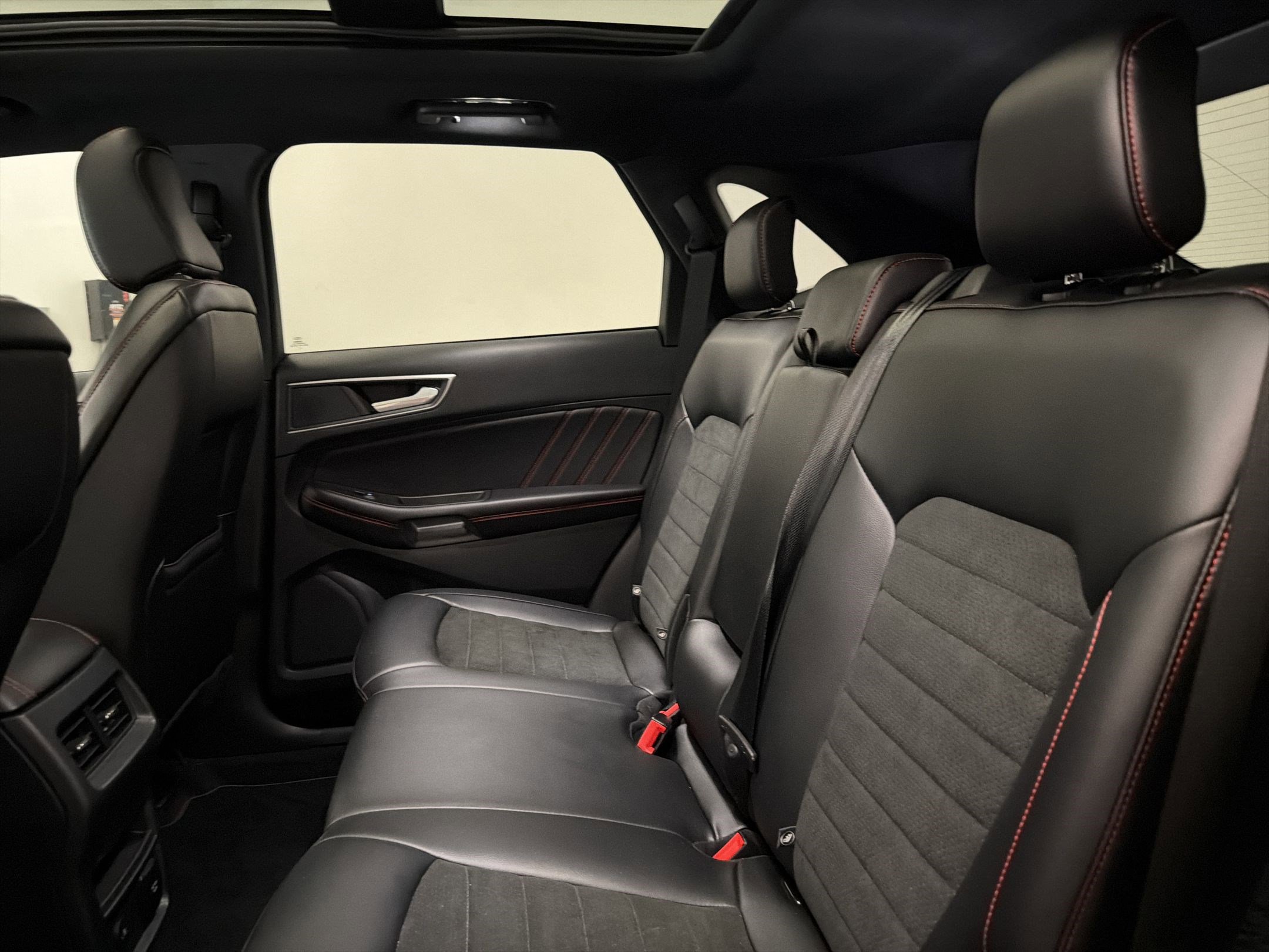 Used 2024 Ford Edge ST-Line image 26