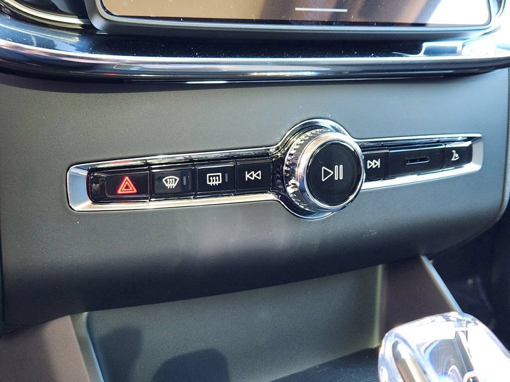 New 2026 Volvo XC90 B5 Core w/ Protection Package AWD/4WD image 16