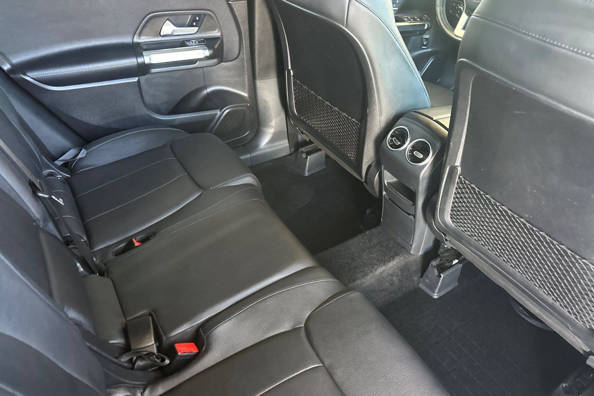 Used 2021 Mercedes-Benz GLB 250 4MATIC image 32