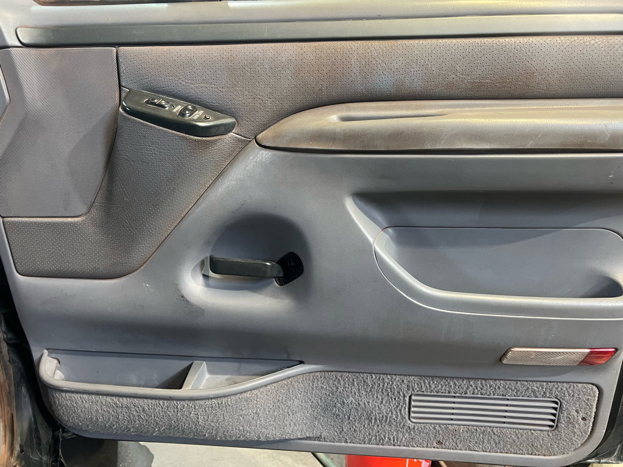 Used 1995 Ford Bronco XLT image 11