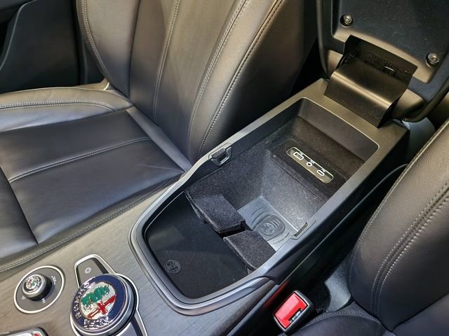 Used 2021 Alfa Romeo Stelvio Ti w/ Nero Edizione image 17