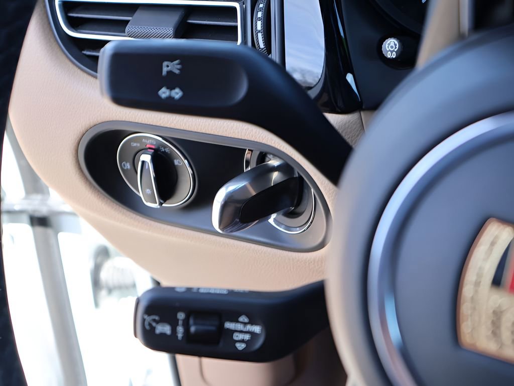 Certified 2023 Porsche Macan image 31