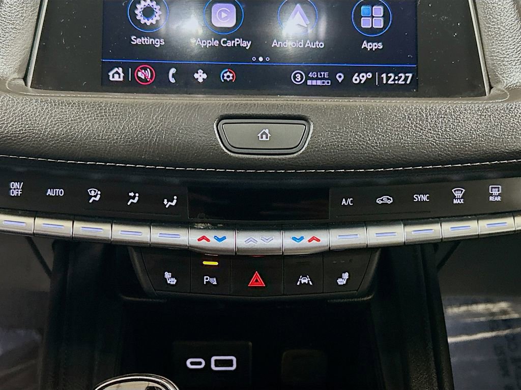 Used 2022 Cadillac XT4 Luxury w/ Cold Weather Package FWD image 13