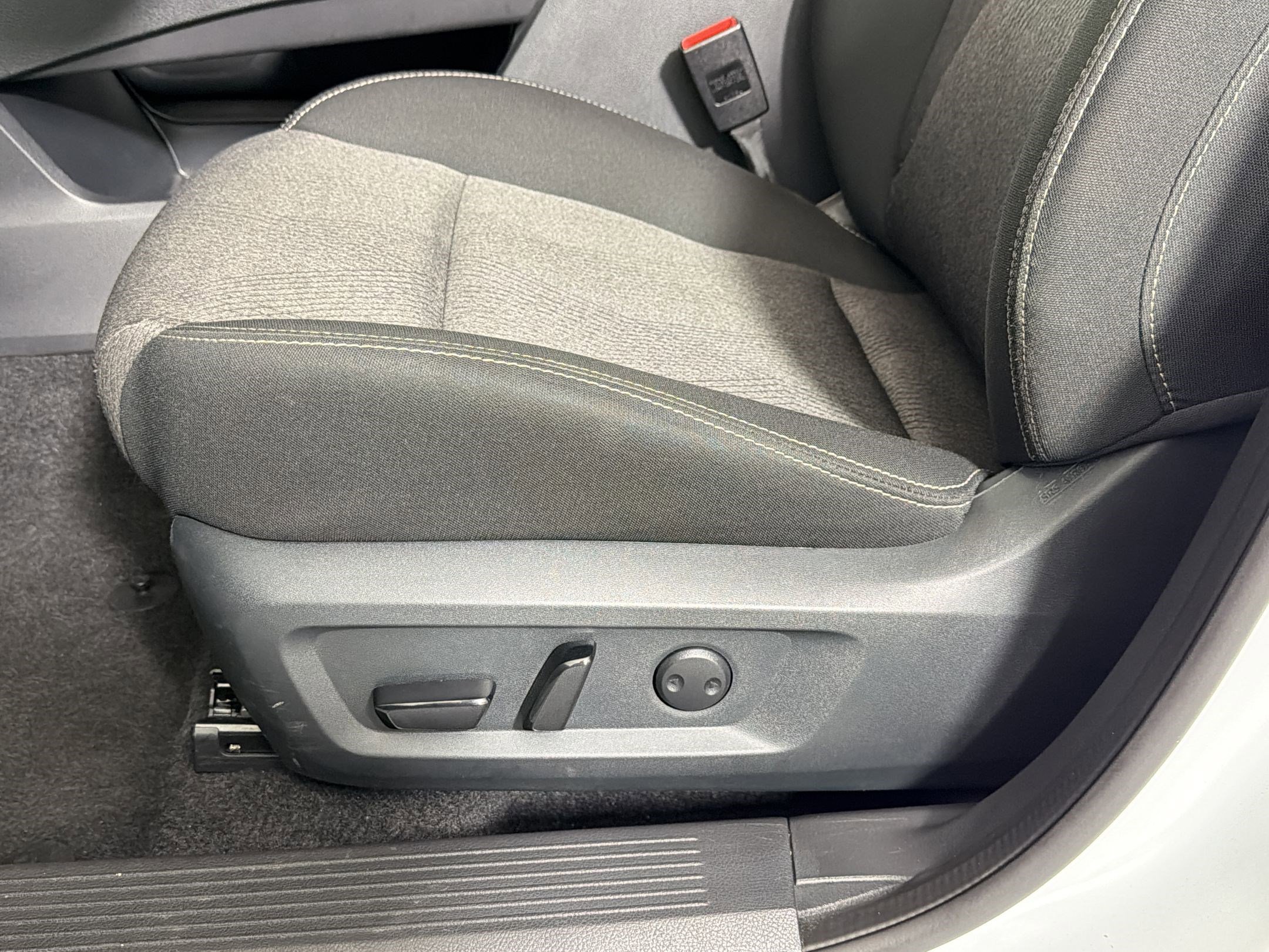 Used 2025 Nissan Rogue SV FWD image 12