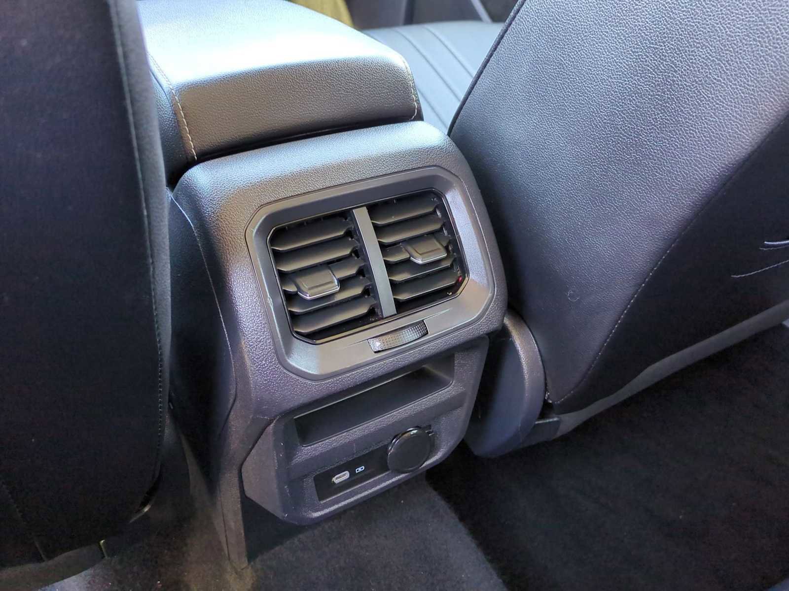 Used 2024 Volkswagen Tiguan SE image 20