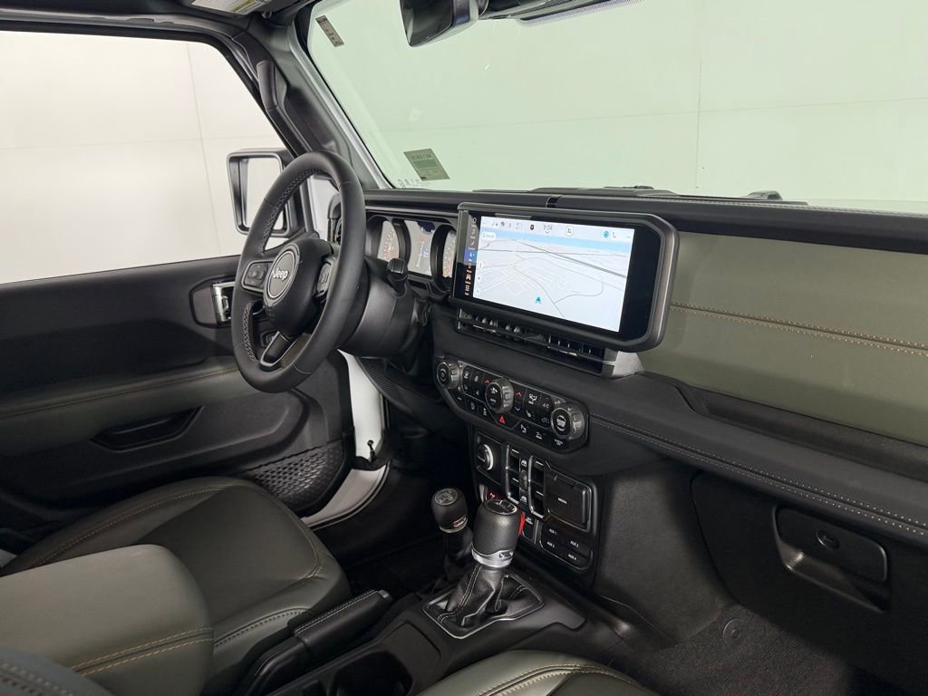 Used 2025 Jeep Gladiator Mojave AWD/4WD image 32