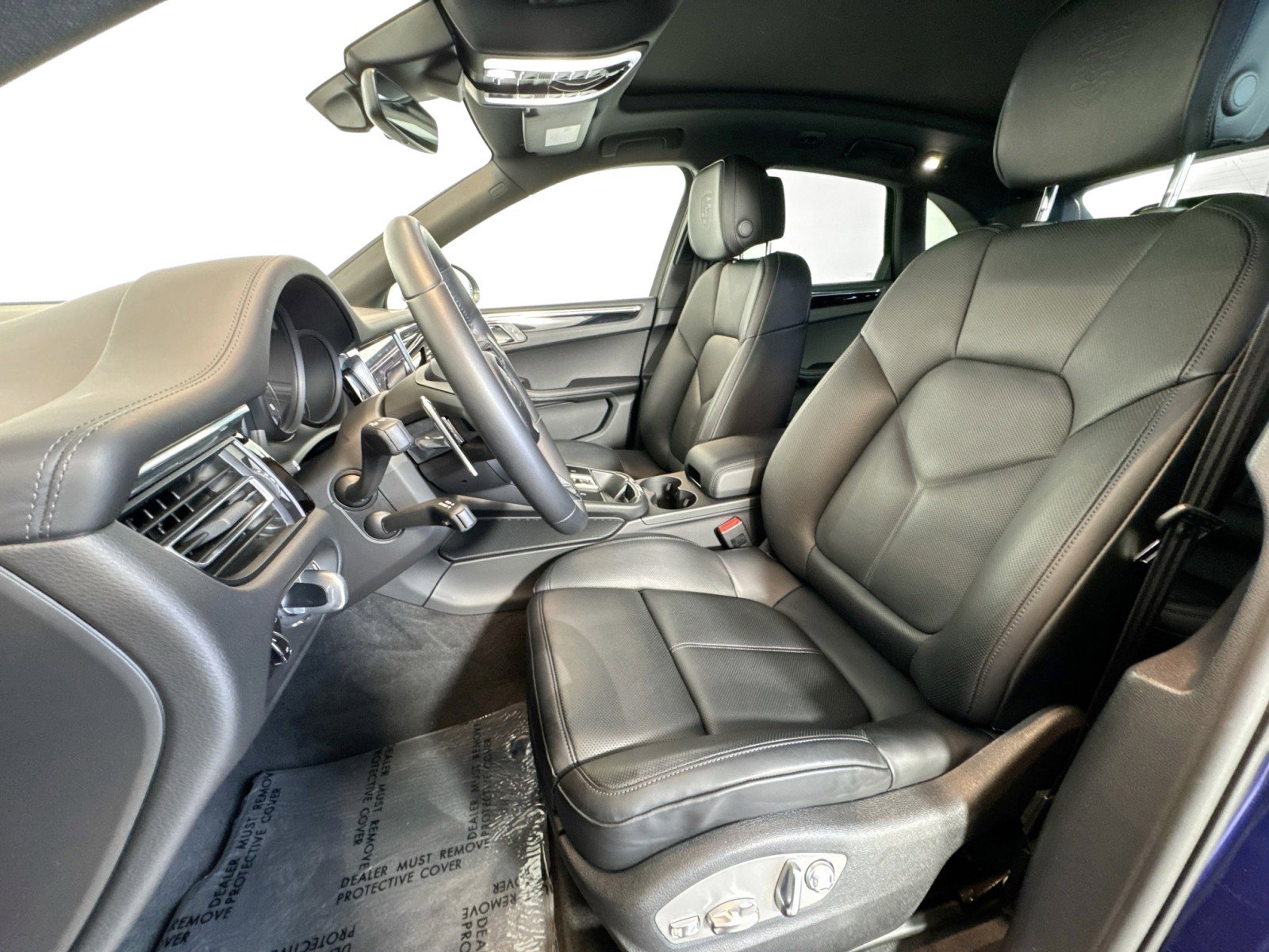 Certified 2025 Porsche Macan AWD/4WD image 5