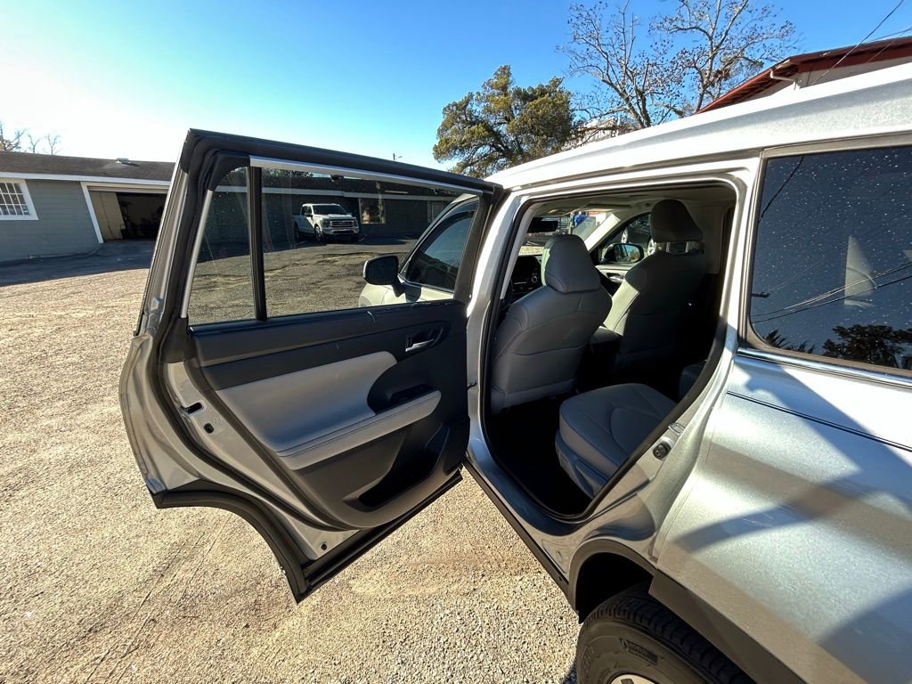 Used 2023 Toyota Highlander XLE image 15