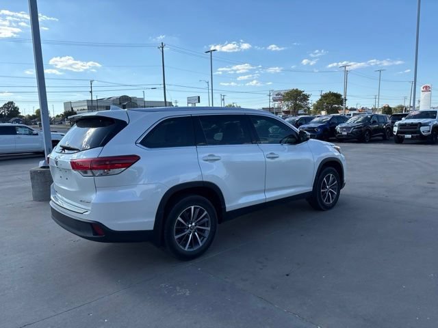 Used 2019 Toyota Highlander XLE AWD/4WD image 3
