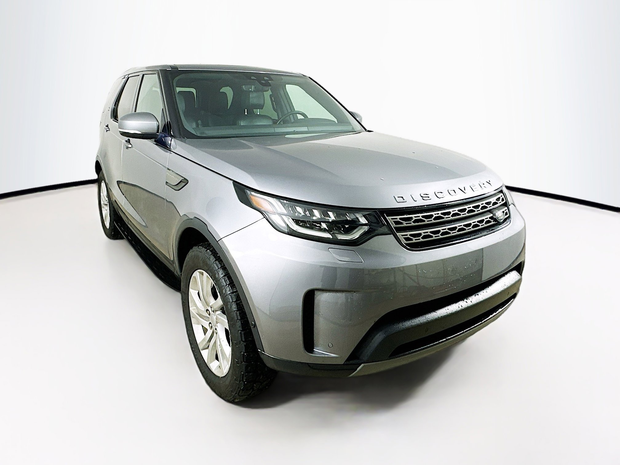 Used 2020 Land Rover Discovery SE image 3