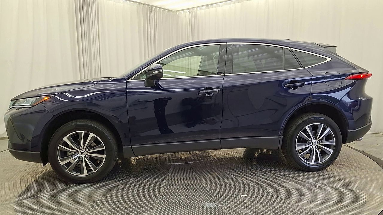 Certified 2022 Toyota Venza LE AWD/4WD image 8