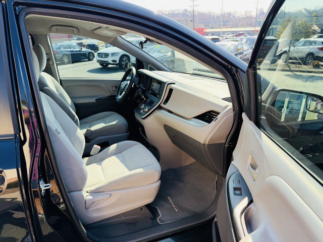 Used 2020 Toyota Sienna L FWD image 17