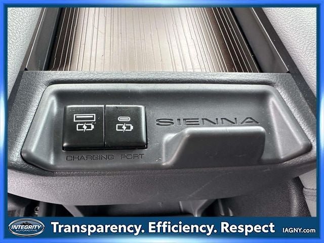Used 2024 Toyota Sienna XLE FWD image 19
