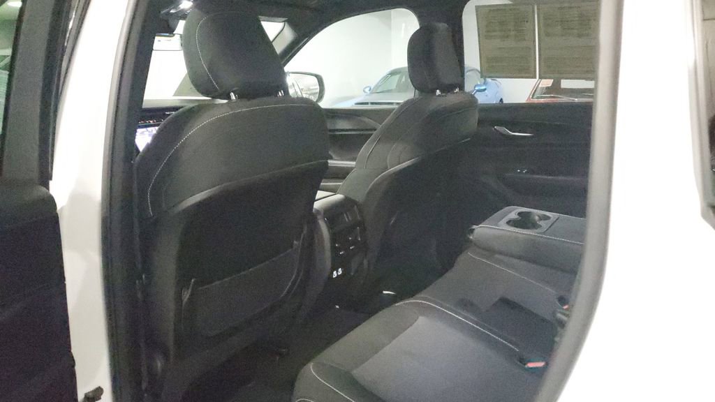 Used 2025 Jeep Grand Cherokee Laredo X image 15