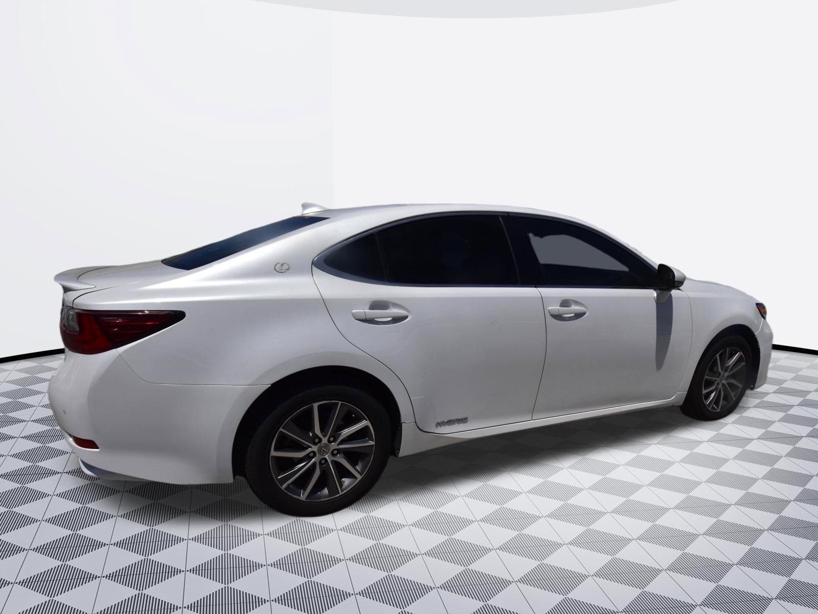 Used 2016 Lexus ES 300h w/ Navigation System Package FWD image 4
