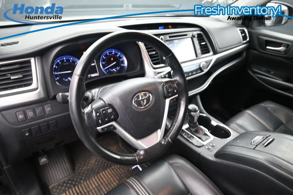 Used 2019 Toyota Highlander SE w/ Nightshade Edition AWD/4WD image 19