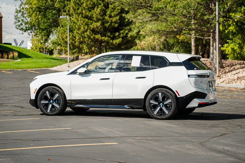 Used 2025 BMW iX xDrive50 w/ Premium Package image 7